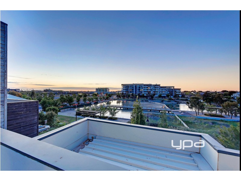 18/11 Monckton Place, Caroline Springs VIC 3023