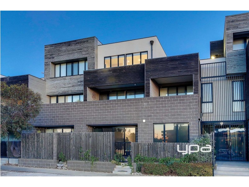 18/11 Monckton Place, Caroline Springs VIC 3023