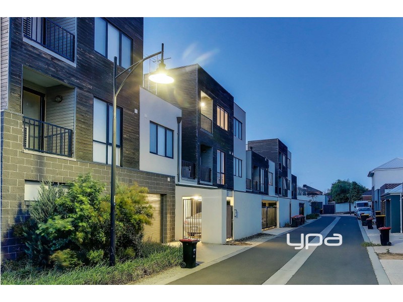 18/11 Monckton Place, Caroline Springs VIC 3023