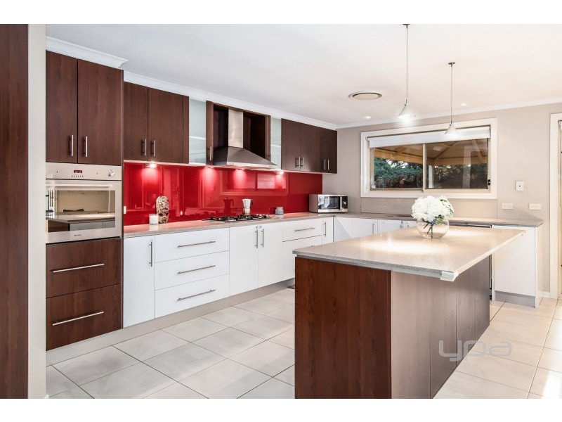 11 Eagle Terrace, Taylors Lakes VIC 3038