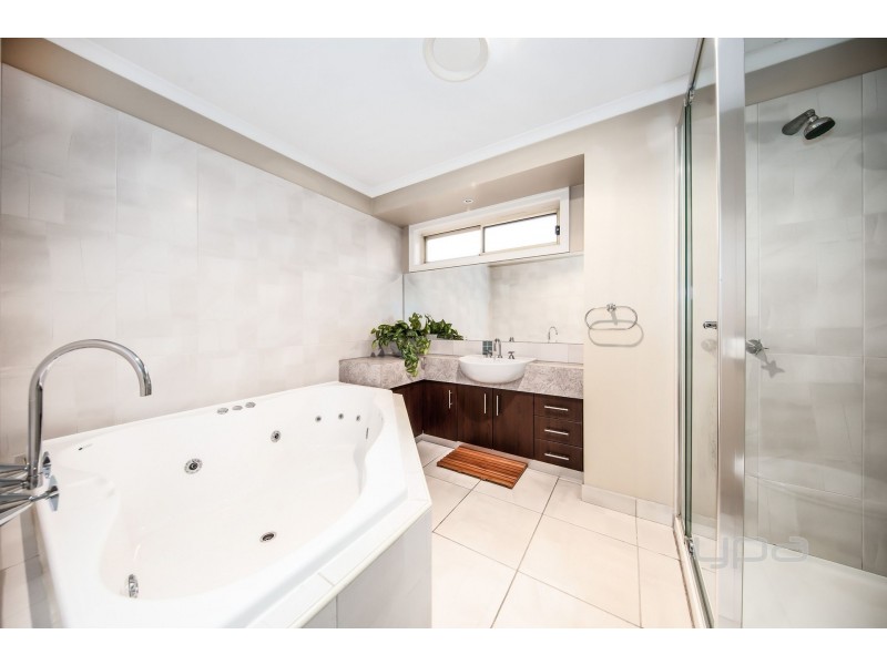 11 Eagle Terrace, Taylors Lakes VIC 3038