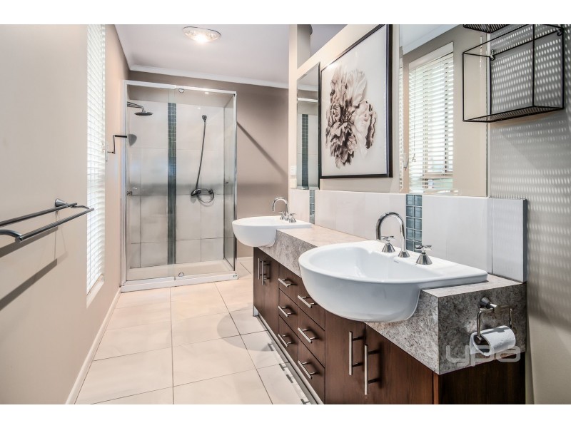 11 Eagle Terrace, Taylors Lakes VIC 3038