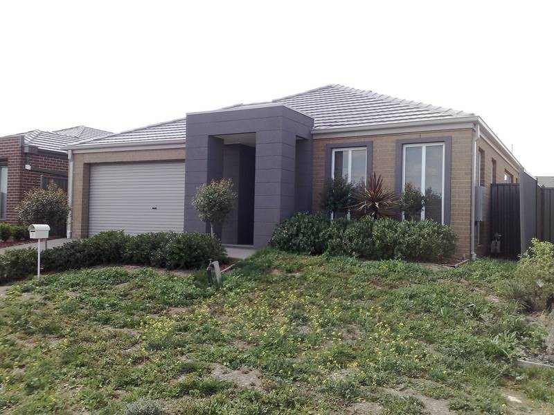 3 Hele Close, Caroline Springs VIC 3023