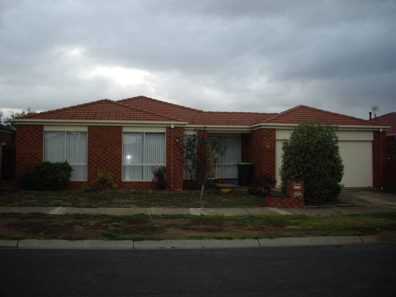 13 Delbridge Drive, Sydenham VIC 3037