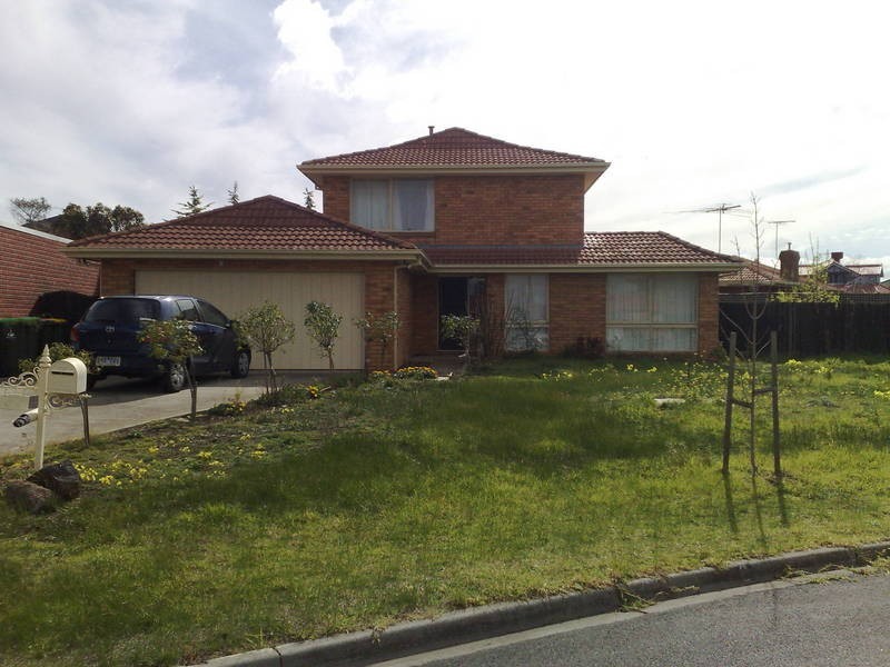 8 Cliffer Place, Taylors Lakes VIC 3038