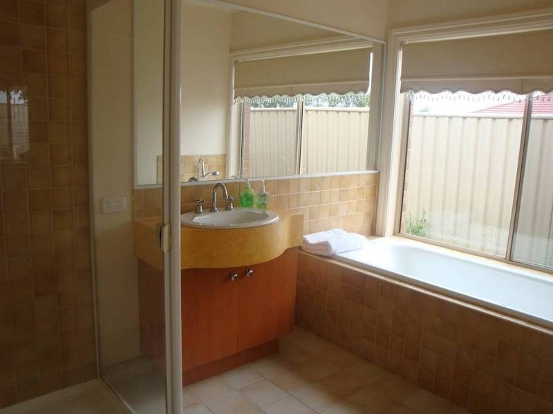 8 Hillview Court, Hillside VIC 3037