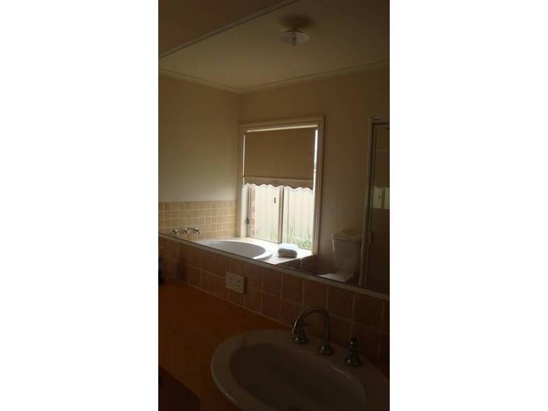 8 Hillview Court, Hillside VIC 3037