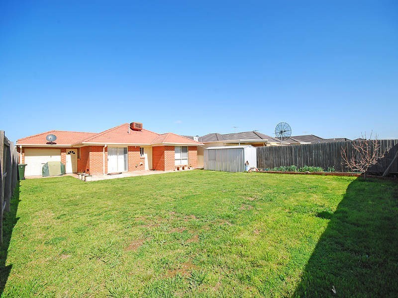 35 Mankina Circuit, Delahey VIC 3037