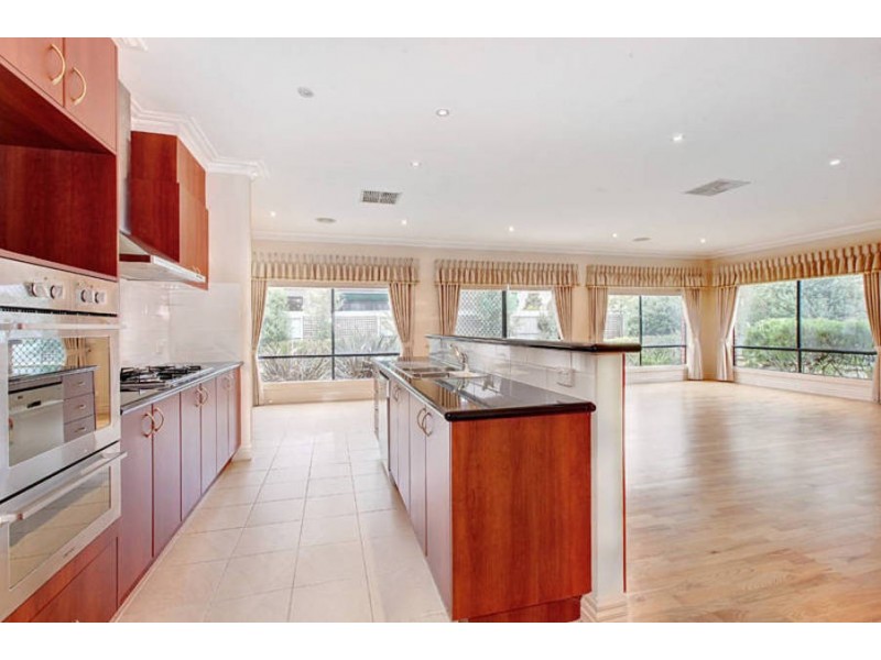 5 Kent Place, Taylors Hill VIC 3037