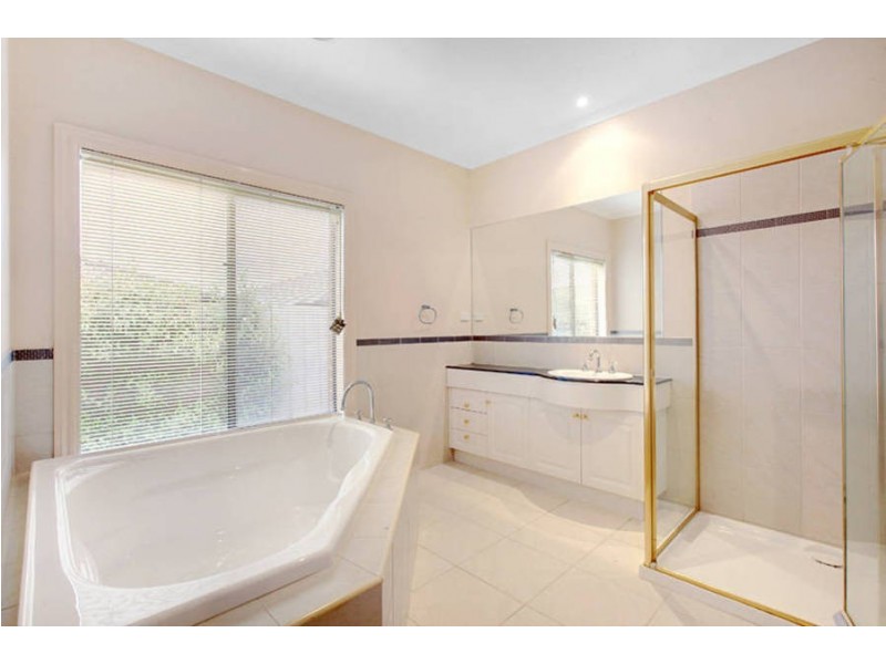 5 Kent Place, Taylors Hill VIC 3037