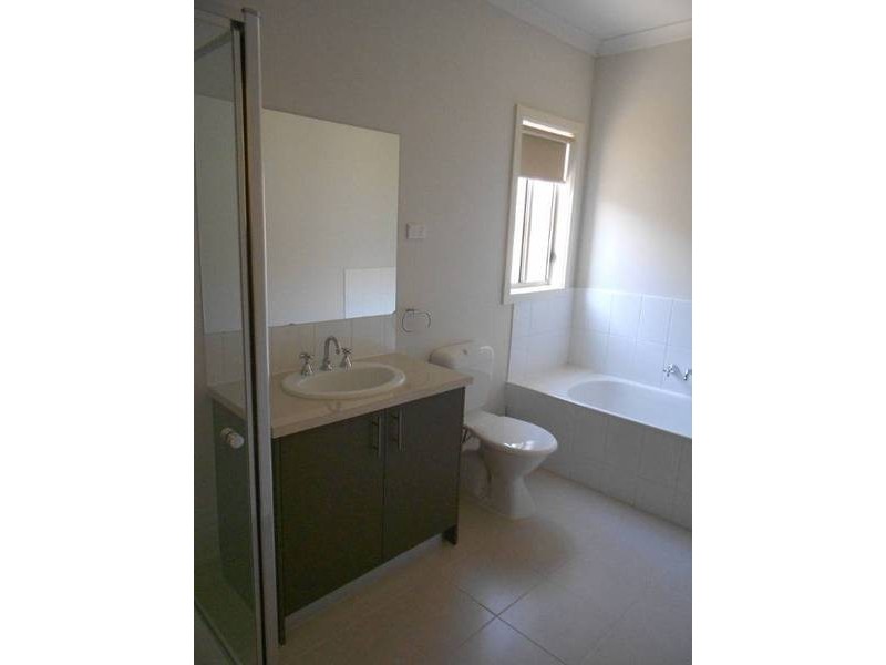 7/40 McCubbin Way, Caroline Springs VIC 3023