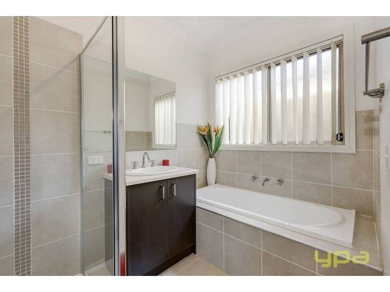 11 Lucas Terrace, Taylors Hill VIC 3037