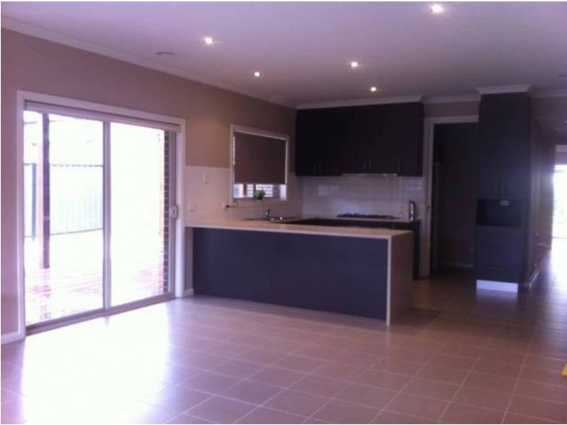 15 Melfin Drive, Hillside VIC 3037