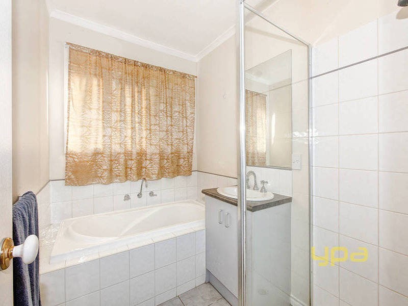 2/4  Lorraine Court, Hillside VIC 3037