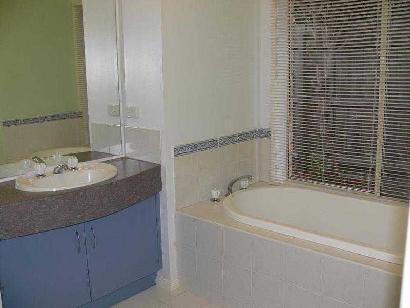 11 Ozzimo Drive, Hillside VIC 3037