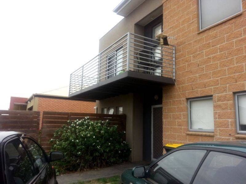 1/4  Hopetoun Grove, Caroline Springs VIC 3023