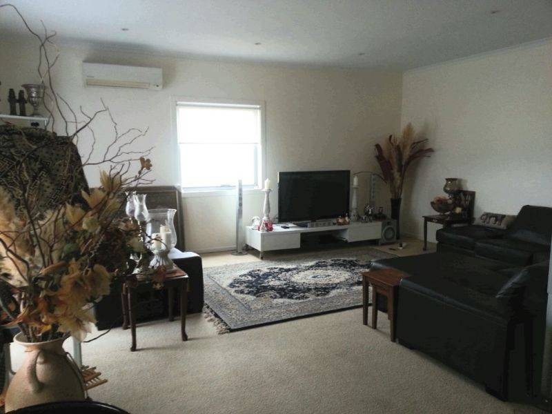 1/4  Hopetoun Grove, Caroline Springs VIC 3023