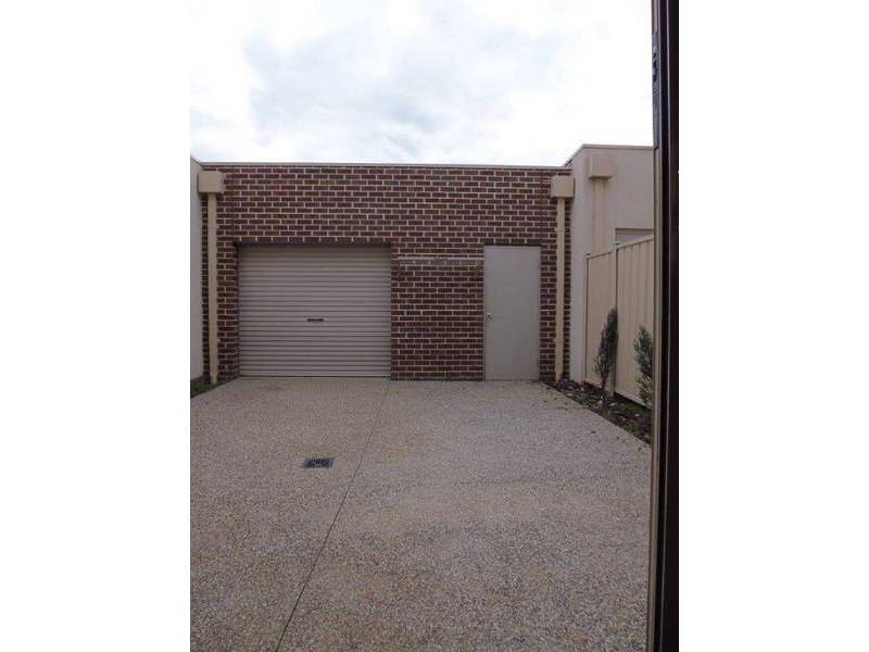 25 Landcox Way, Caroline Springs VIC 3023