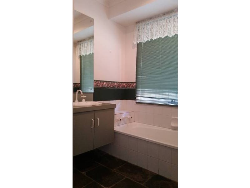 12 Fergus Court, Sydenham VIC 3037