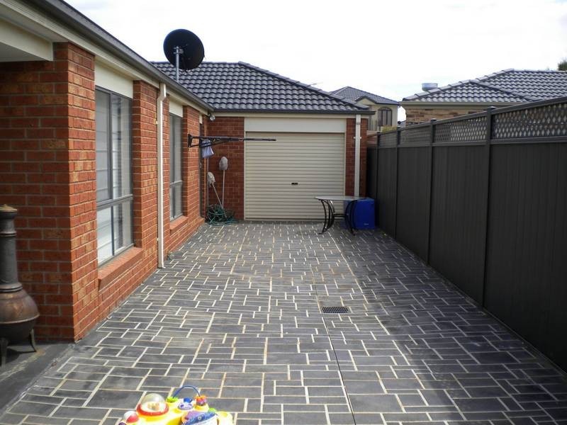 12 Pro Hart Way, Caroline Springs VIC 3023