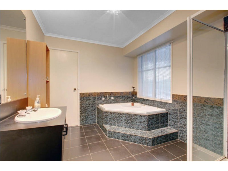 17 Golden Square Crescent, Hoppers Crossing VIC 3029