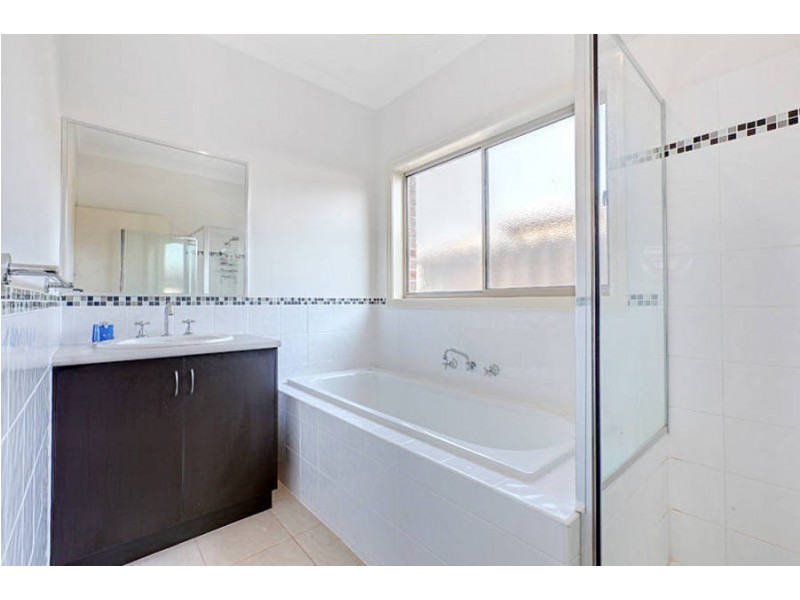 2/8 Lazor Street, Truganina VIC 3029