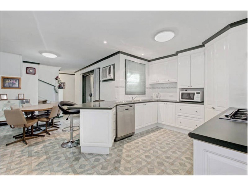 27 Strathmore Crescent, Hoppers Crossing VIC 3029