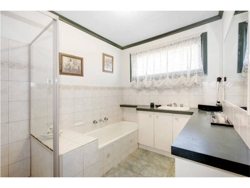 27 Strathmore Crescent, Hoppers Crossing VIC 3029