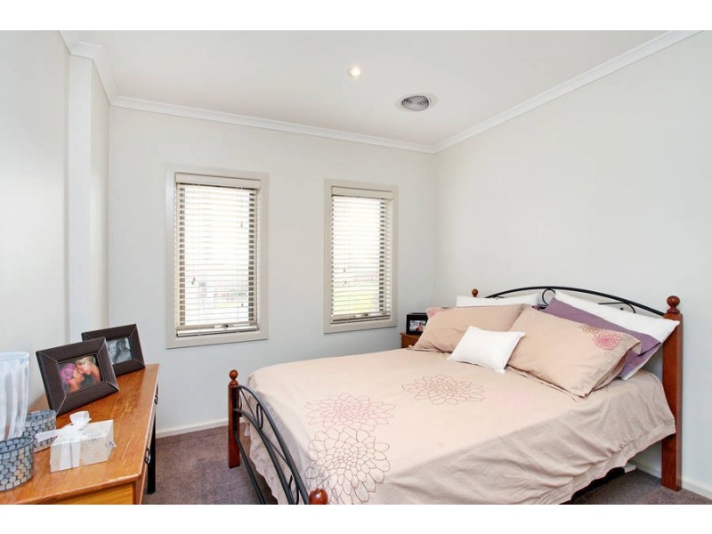 2/80A  Edwards Road, Werribee VIC 3030