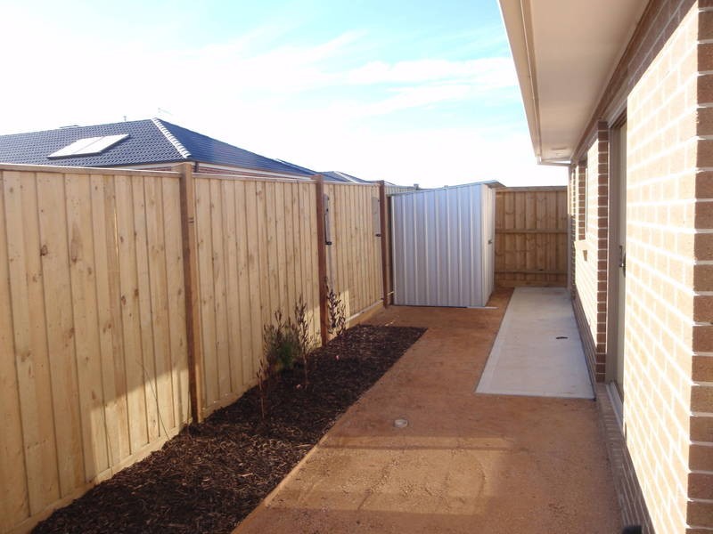 2/60 Vanderbilt Avenue, Truganina VIC 3029