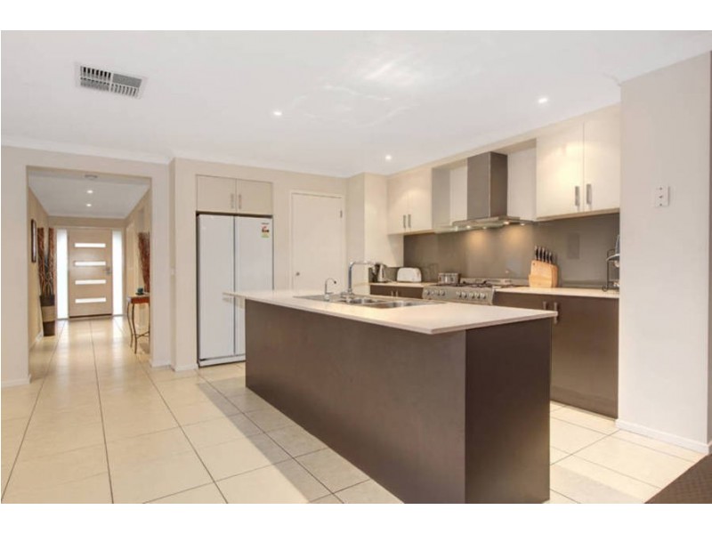 28 Carisbrook Circuit, Truganina VIC 3029