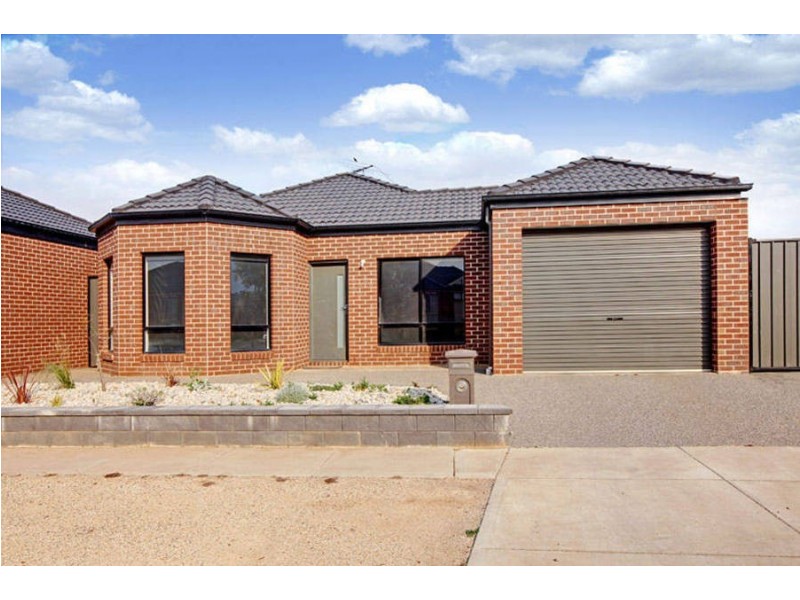 2/10 Bellinger Crescent, Wyndham Vale VIC 3024