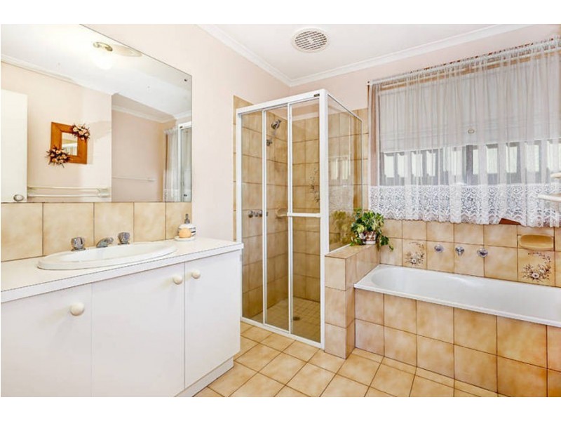 215 Bellbridge Drive, Hoppers Crossing VIC 3029