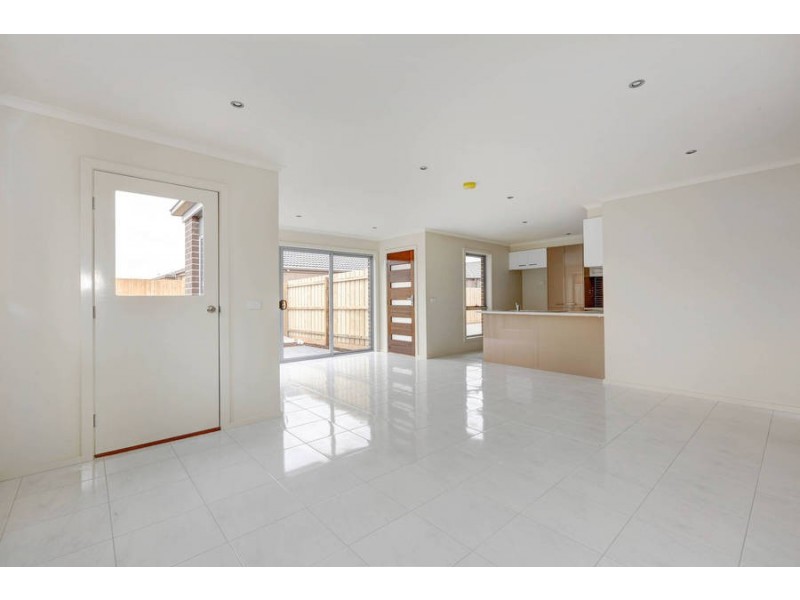 2 & 3/17 Claire Way, Tarneit VIC 3029