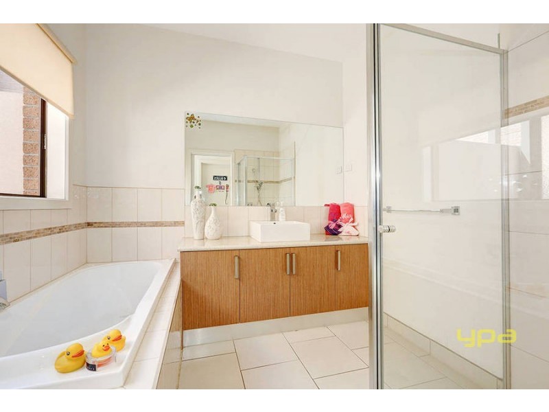 2/9 Barrot Avenue, Hoppers Crossing VIC 3029