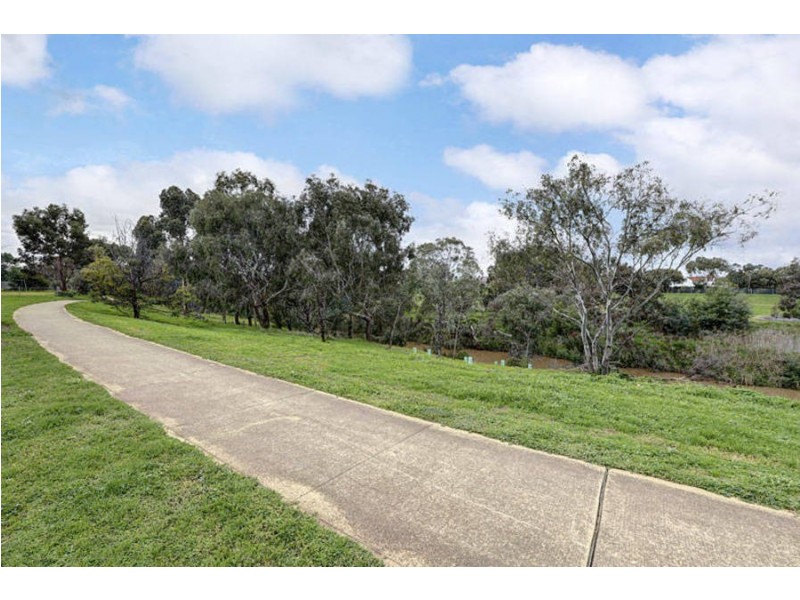 2/174 Riversdale Drive, Tarneit VIC 3029