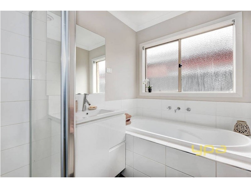 33 Clearwater Rise Parade, Truganina VIC 3029