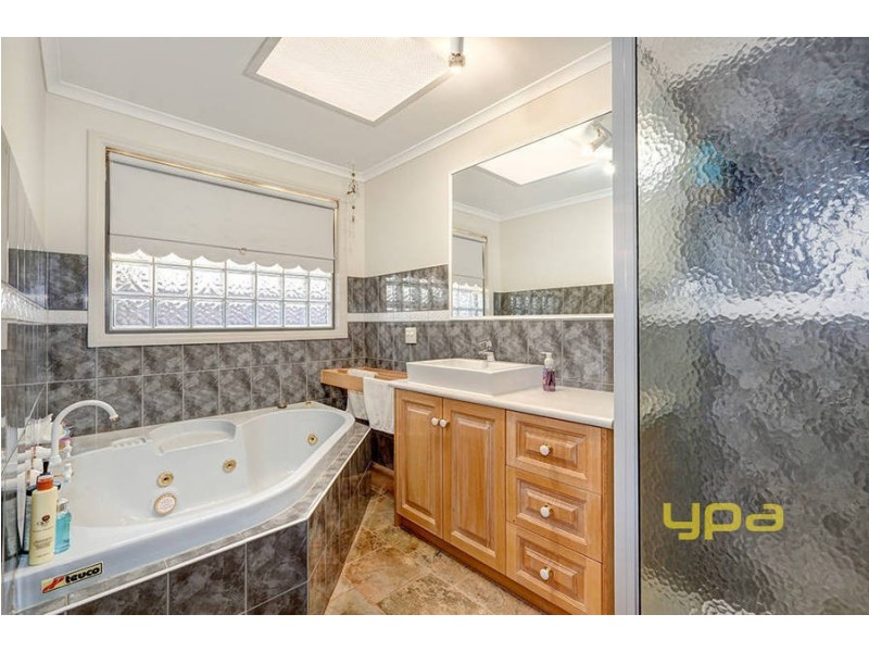 16 Butmar Close, Werribee VIC 3030