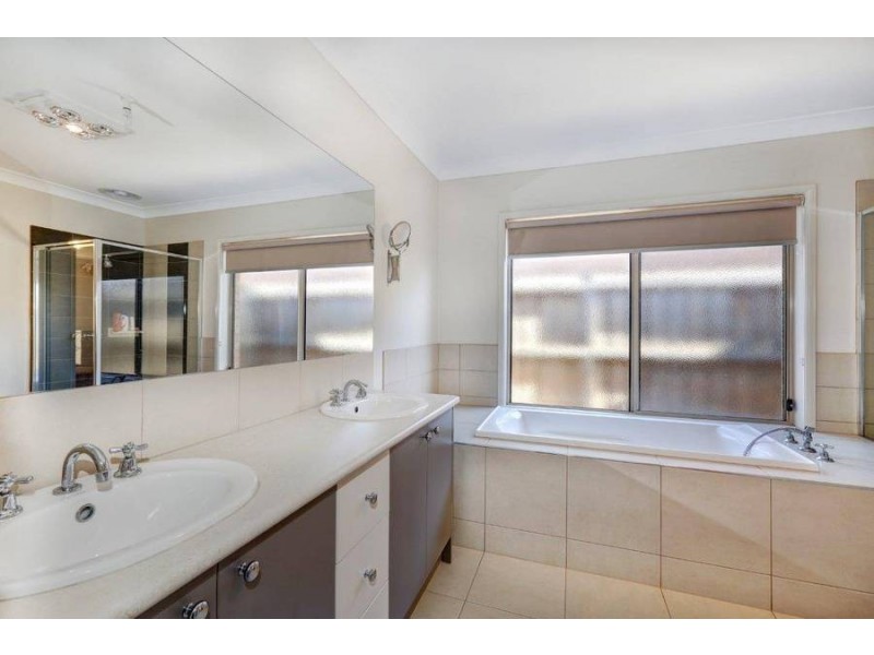 27 Ribbon Gum Drive, Tarneit VIC 3029