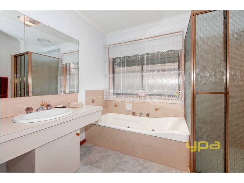 17 Lyall Drive, Werribee VIC 3030