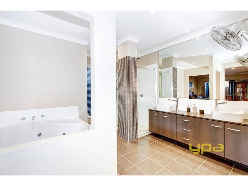 8 Pennar Way, Werribee VIC 3030