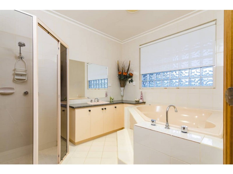 2 Leatherwood Drive, Hoppers Crossing VIC 3029