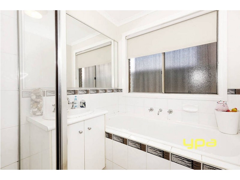 41 Manor Lakes Boulevard, Wyndham Vale VIC 3024