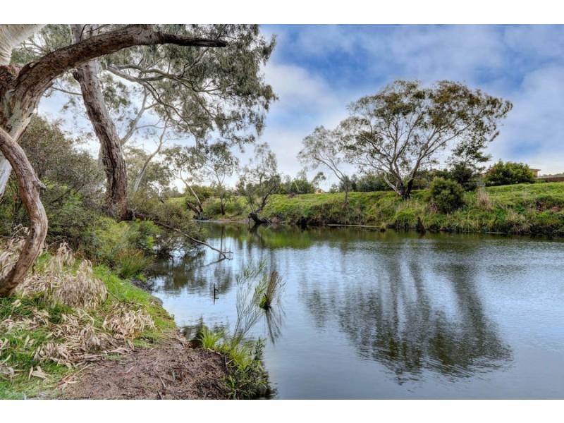 2/13 Riverbend Crescent, Werribee VIC 3030