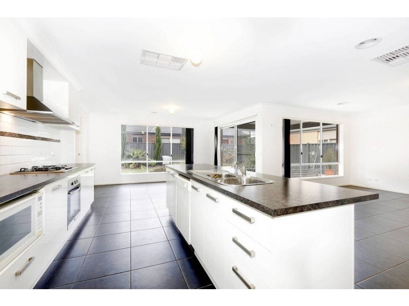 6 Canons Crescent, Wyndham Vale VIC 3024