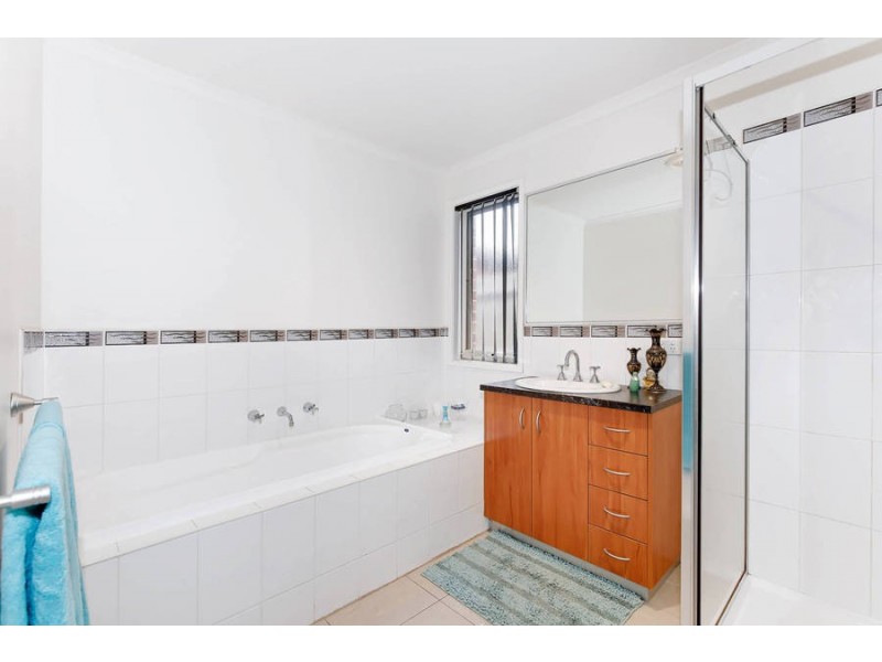 2/11 Montana Drive, Werribee VIC 3030