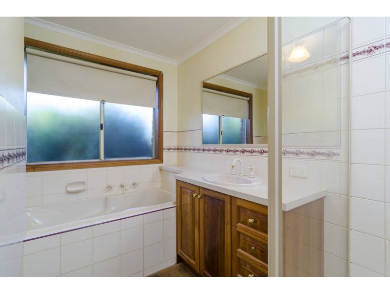 32 Montpellier Drive, Werribee VIC 3030