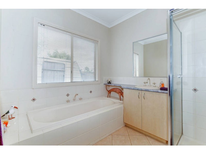 2 Diamond Drive, Werribee VIC 3030