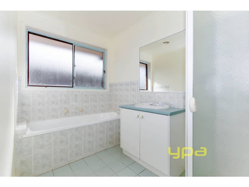 33 Thames Boulevard, Werribee VIC 3030