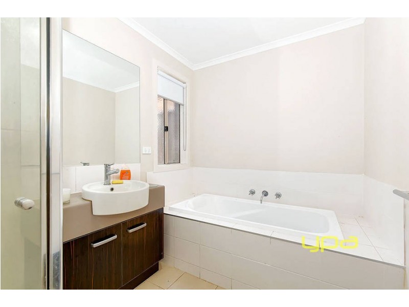 2/15 Lady Penrhyn Drive, Wyndham Vale VIC 3024